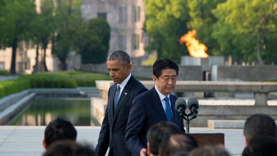 Le Premier ministre japonais Shinzo Abe  s'apprête à prendre la parole après le président Obama, à Hiroshima, le 27 mai 2016