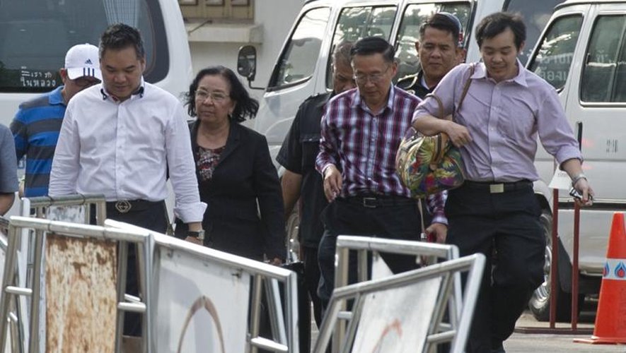 L'une des leaders du mouvement des Chemises rouges, Tida Tawornseth (2e g.) et son mari Weng Tojirakarn (2e d.) à leur sortie du site militaire où ils étaient détenus, le 28 mai 2014 à Bnagkok