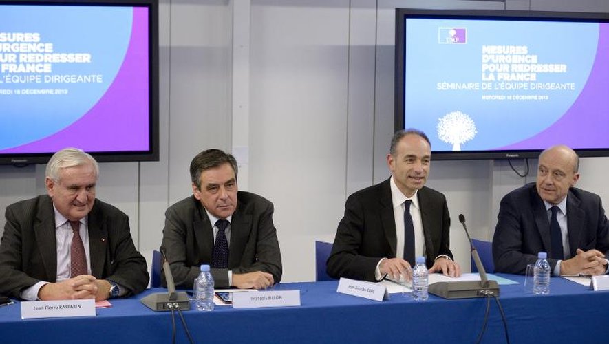 Les trois anciens Premier ministres, Jean-Pierre Raffarin (l), Francois Fillon (2e l), et Alain Juppé (d)qui s'apprêtent à prendre la succession provisoire de Jean-François Copé (2 d), le 18 décembre 2013 à Paris