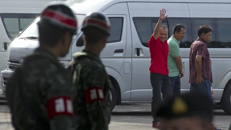 Le leader du mouvement des Chemises rouges, Natthawut Saikua lève le bras à sa sortie du site militaire où il était détenu, le 28 mai 2014 à Bangkok