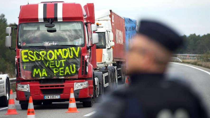 Des conducteurs de poids lourds manifestent contre l'écotaxe sur l'autoroute A55 à Chateauneuf-les-Martigues, le 2 décembre 2013