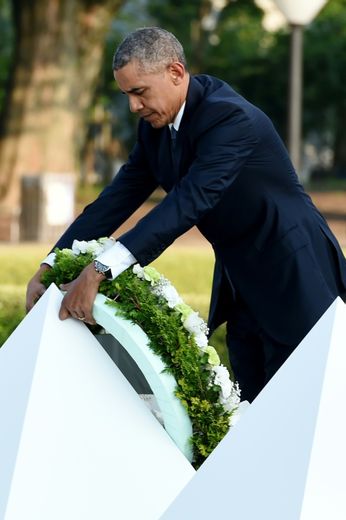 Le président américain Barack Obama dépose une couronne devant le cénotaphe du mémorial de la paix à Hiroshima, le 27 mai 2016