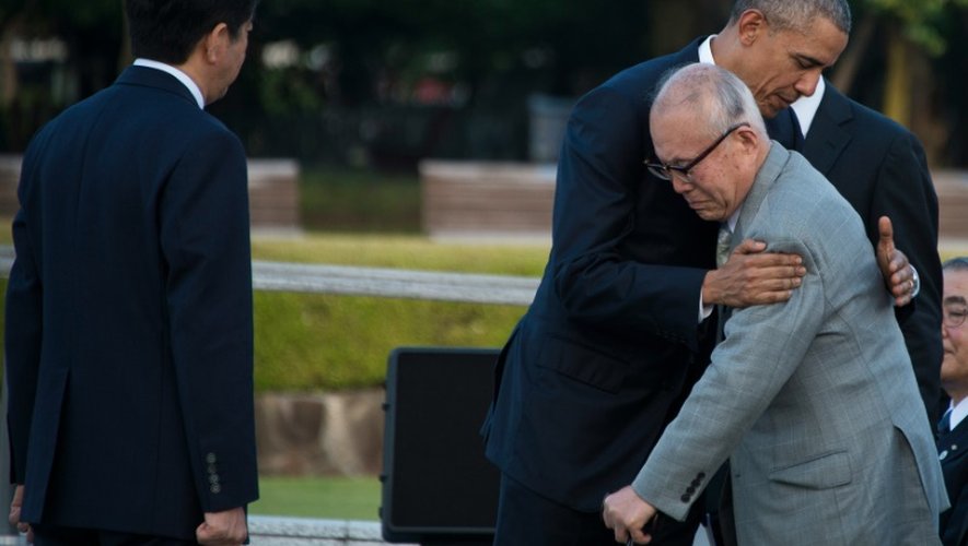 Barack Obama étreint un survivant d'Hiroshima Mori Shigeaki, lors de sa visite sur le site de l'explosion atomique, le 27 mai 2016