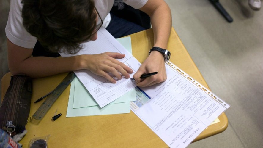 Un élève lors de l'examen du baccalauréat, à Paris le 18 juin 2012