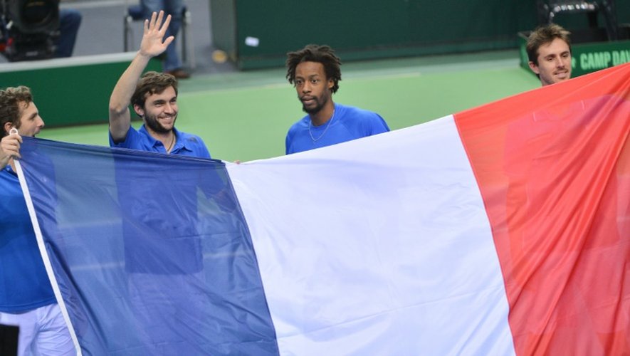 Les joueurs de l'équipe de France célèbrent leur victoire contre l'Allemagne au 1er tour de la Coupe Davis, le 7 mars 2015 à Francfort