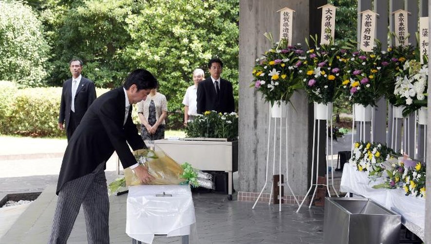 Le Premier ministre japonais Shinzo Abe dépose une gerbe au cimetière militaire de Tokyo, le 15 août 2013