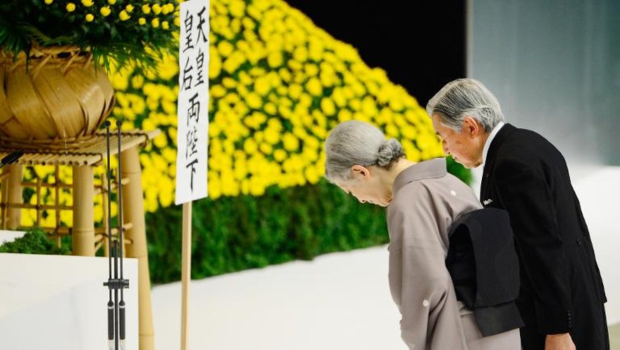 L'empereur japonais Akihito (d) et l'impératrice Michiko se recueillent en mémoire des victimes de la Seconde Guerre mondiale, le 15 août 2013 à Tokyo