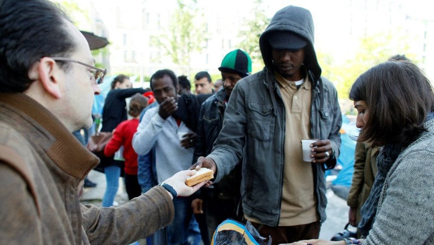 Distribution de nourriture à des réfugiés dans un camp de fortune le 27 mai 2016 à Paris