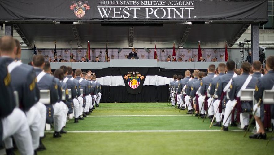 Le président Barack Obama (au fond sur l'estrade) s'adresse aux diplômés de West Point, le 28 mai 2014