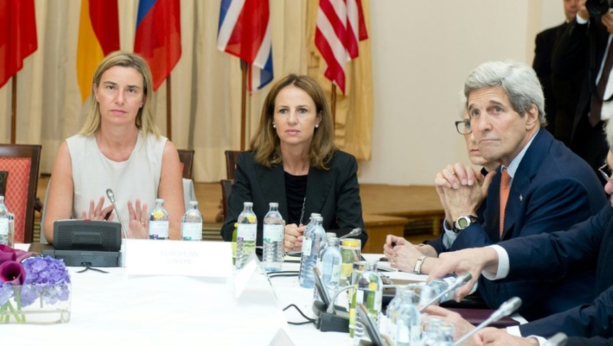 La chef de la diplomatie européenne Federica Mogherini (g) et le secrétaire d'Etat américain John Kerry à la table des négociation dans l'Hôtel Palais Coburg de Vienne le 7 juillet 2015