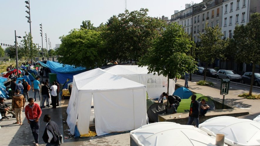 Des réfugiés dans un camp de fortune le 27 mai 2016 à Paris