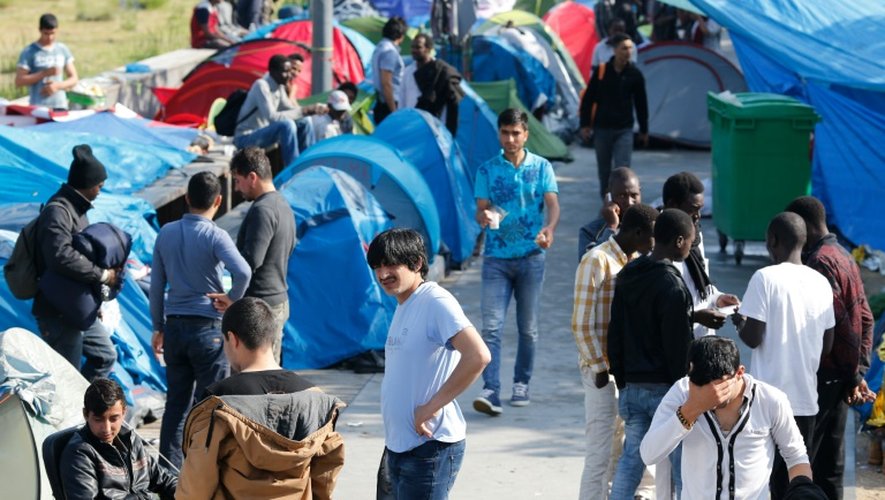 Des réfugiés dans un camp de fortune le 27 mai 2016 à Paris
