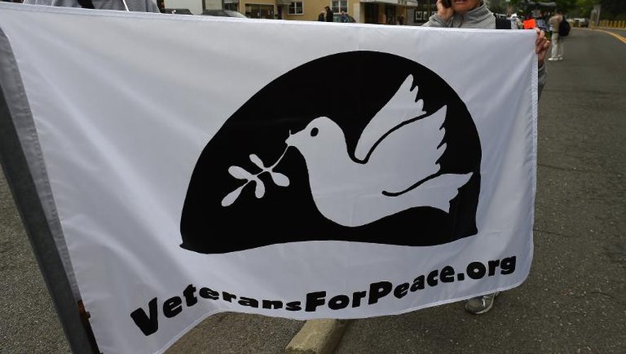 Des personnes manifestent en faveur de la paix avant la venue de Barack Obama à West Point le 28 mai 2014