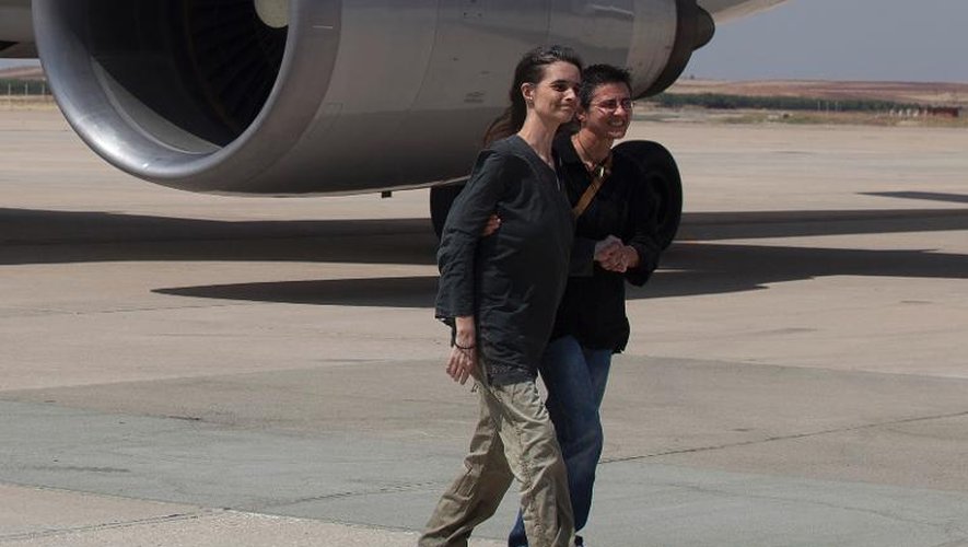 Montserrat Serra (g), employée espagnole de MSF, retenue 21 mois en Somalie, arrive dans un aéroport militaire espagnol, le 19 juillet 2013, après sa libération