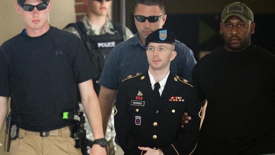 Bradley Manning est escorté, le 30 juillet 2013, à sa sortie de la cour martiale de Fort Meade, près de Washington