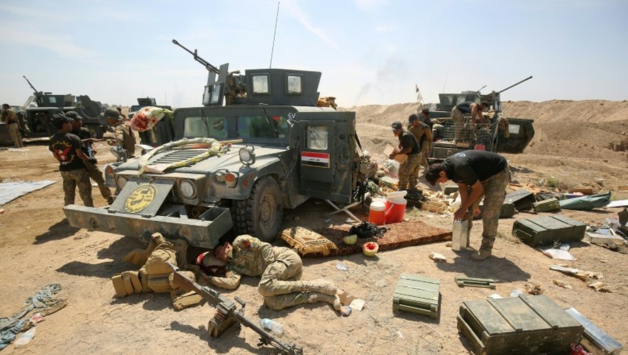 Des forces irakiennes pro-gouvernementales se reposent près du village de al-Sejar (province de Anbar) après avoir combattu contre les jihadistes de l'EI, le 26 mai 2016