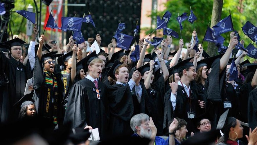 Des étudiants sont photographiés le 30 mai 2013 sur le campus de l'université de Harvard à Cambridge, dans le Massachusetts