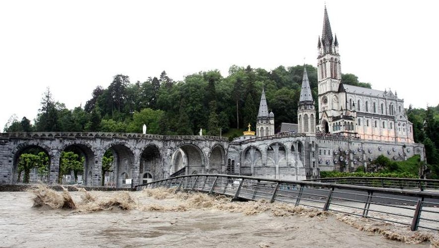 Le Gave de Pau, inondé, se déverse à travers Lourdes, le 18 juin 2013