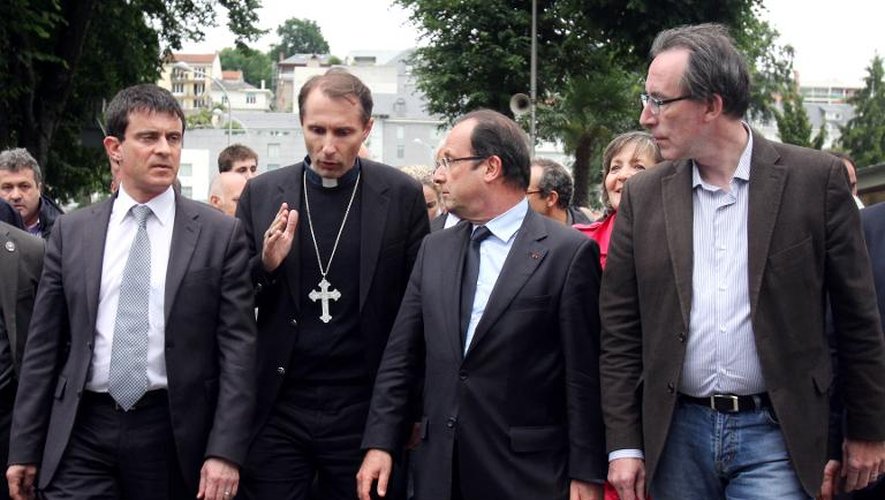 Manuel Valls (g) et François Hollande (c) encadrent l'évêque de Tarbes et Lourdes, Nicolas Brouwet, le 20 juin 2013 à Lourdes