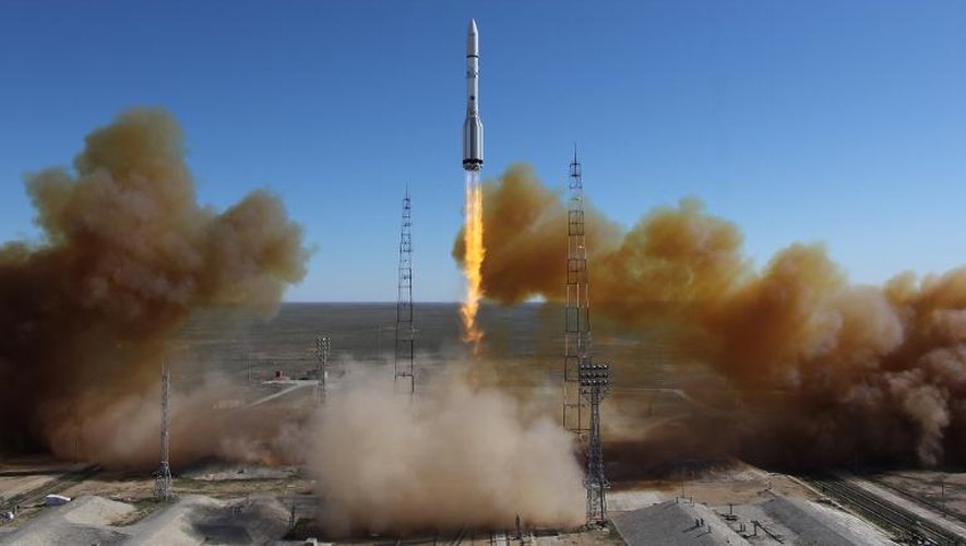 Lancement d'une fusée russe Proton transportant les satellites Luch-5V et KazSat-3 à Baïkonour au Kazakhstan le 28 avril 2014