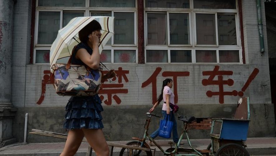 Une femme marche dans une rue de Pékin