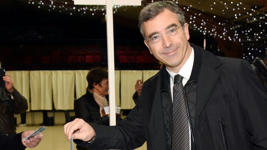 Dominique Reynié, chef de file de la droite en Midi-Pyrénées-Languedoc-Roussillon, vote au second tour des régionales à Onet-le-Château le 13 décembre 2015