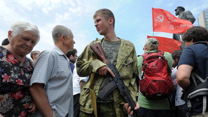 Milicien prorusse armé durant une manifestation de mineurs contre les exactions des forces de sécurité ukrainiennes, le 28 mai 2014 à Donetsk