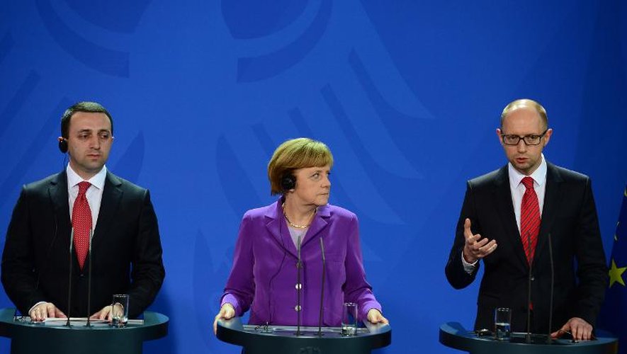 De gauche à droite, le Premier ministre géorgien Irakli Garibachvili, la chanelière allemande Angela Merkel et le Premier ministre ukrainien Arseni Iatseniouk, le 28 mai 2014 à Berlin