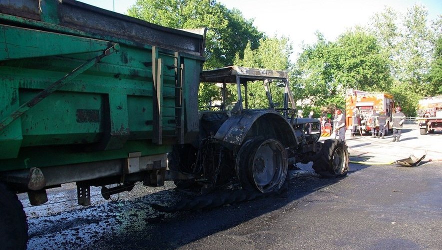 Lanuéjouls: le tracteur prend feu en roulant