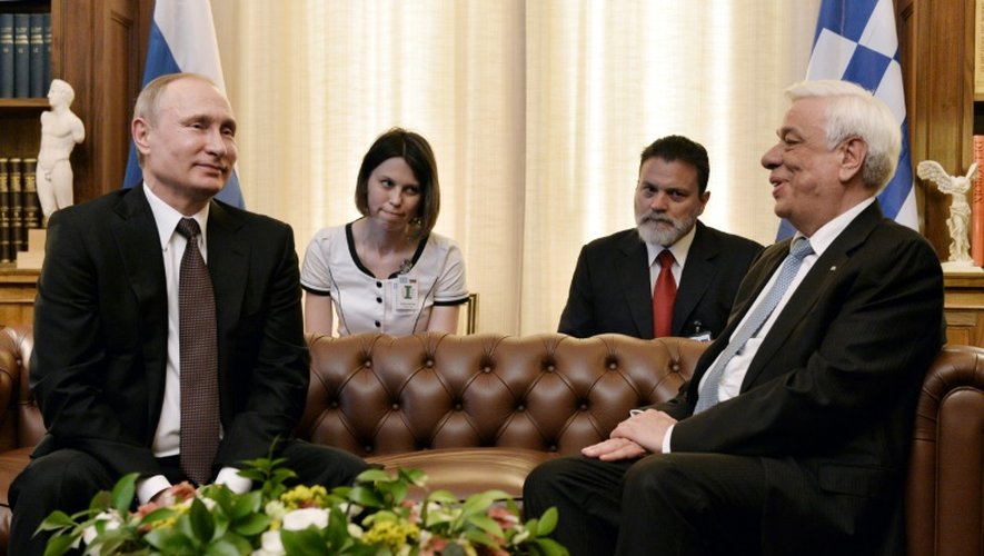 Le président russe Vladimir Poutine, accueilli par son homologue grec Prokopis Pavlopoulos (D) au palais présidentiel, le 27 mai 2016 à Athènes