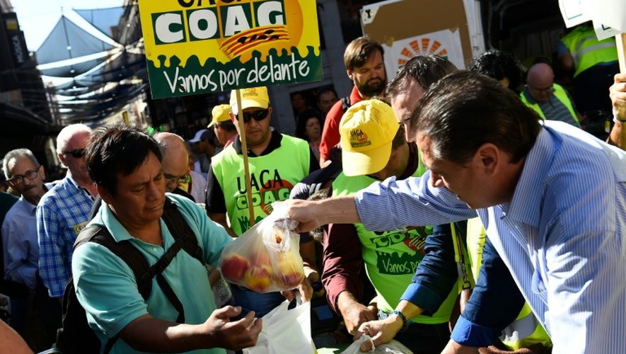 Des fermiers espagnols distribuent légumes et fruits à Madrid le 5 septembre 2014 pour protester contre l'embargo alimentaire russe