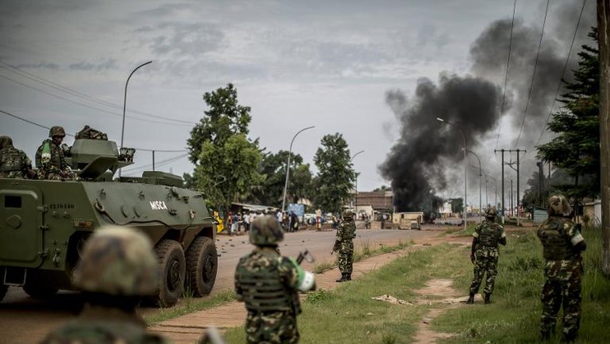 Des soldats du Burundi appartenant à la force africaine Misca patrouillent près d'une barricade de pneus incendiés à Bangui le 29 mai 2014