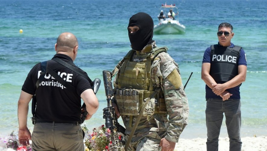 Les forces spéciales tunisiennes et les policiers assurent la sécurité lors d'un hommage aux victimes de l'attentat de Sousse en Tunisie, le 3 juillet 2015.