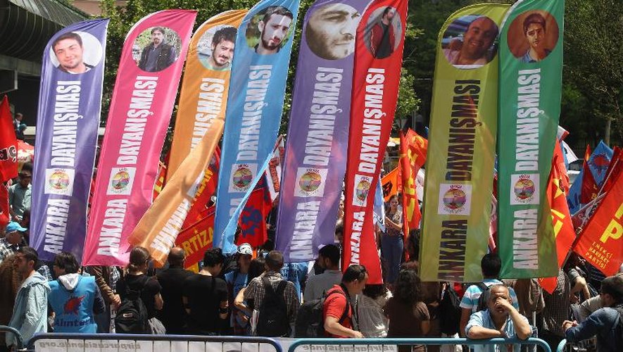 Devant le palais de justice d'Ankara, le 26 mai 2014, des manifestants brandissent des drapeaux avec les portraits des victimes des manifestations de Gezi en 2013, durant le procès d'un policier accusé du meurtre du manifestant Ethem Sarisuluk, 26 a
