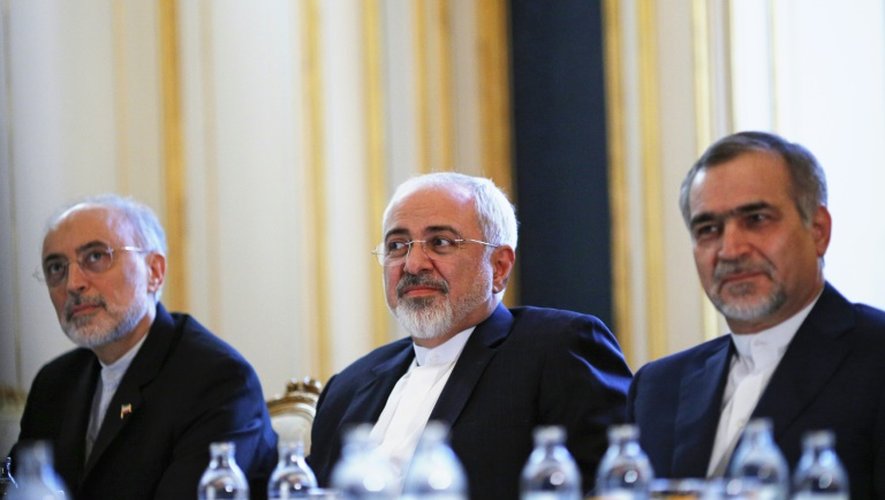 Le ministre iranien des affaires étrangères,  Mohammad Javad Zarif (C), le responsable de l'organisation de l'énergie atomique d'Iran, Ali Akbar Salehi (G) et Hossein Fereydoon (D) durant une réunion sur le nucléaire à Vienne, le 3 juillet 2015