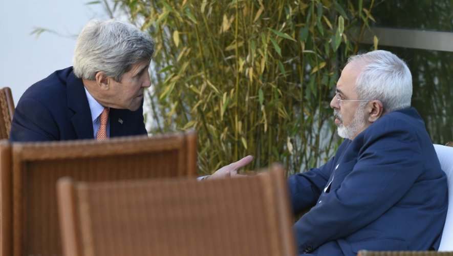 Le secrétaire d'Etat américain John Kerry et le ministre des Affaires étrangères iranien Mohammad Javad Zarif à Genève, où se tiennent les négociations sur le dossier nucléaire, le 30 mai 2015