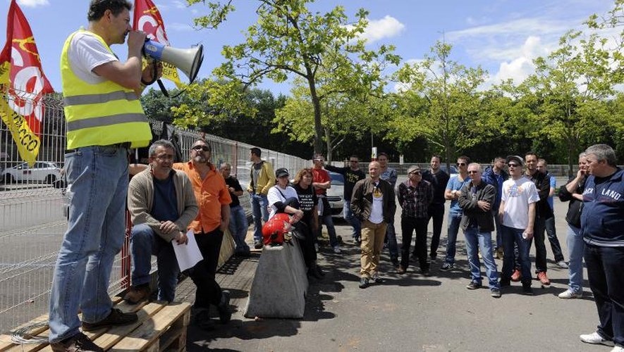 Michael Laboureur (g), délégué syndical de la CGT, s'adresse aux grévistes de l'usine Seita à Carquefou le 29 mai 2014 après la libération de cinq cadres retenus pendant 24h