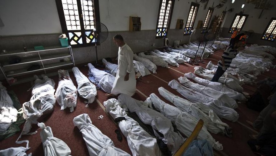 Des cadavres de personnes tuées dans l'assaut des campements de partisans de Mohamed Morsi, au Caire le 15 août 2013
