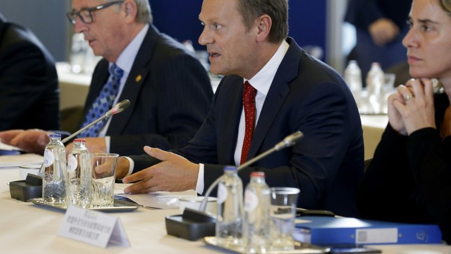 Le président de la Commission européenne jean-Claude Juncker (à gauche) et le président du Conseil européen Donald Tusk (centre) à Bruxelles le 29 juin 2015