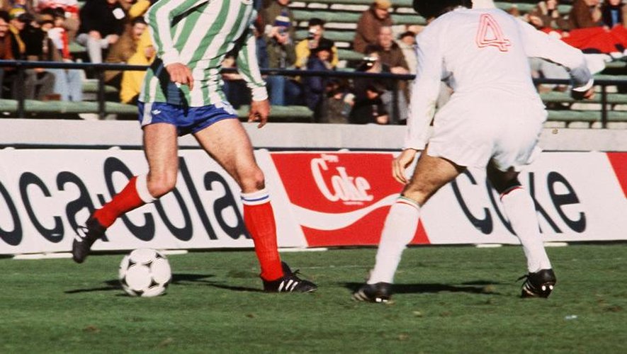 L'attaquant français Dominique Rocheteau (g) face à un défenseur hongrois lors de la phase de groupes du Mondial, le 10 juin 1978 à Mar del Plata