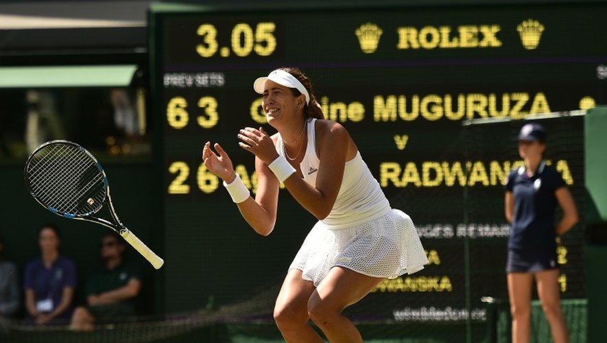 Forte émotion pour l'Espagnole Garbiñe Muguruza, vainqueur de la Polonaise Agnieszka Radwanska en demi-finale à Wimbledon, le 9 juillet 2015