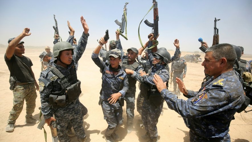 Des combattants pro-gouvernement irakien, dans le village d'al-Sejar, le 27 mai 2016, se préparent à reprendre le secteur de Fallouja au groupe Etat islamique