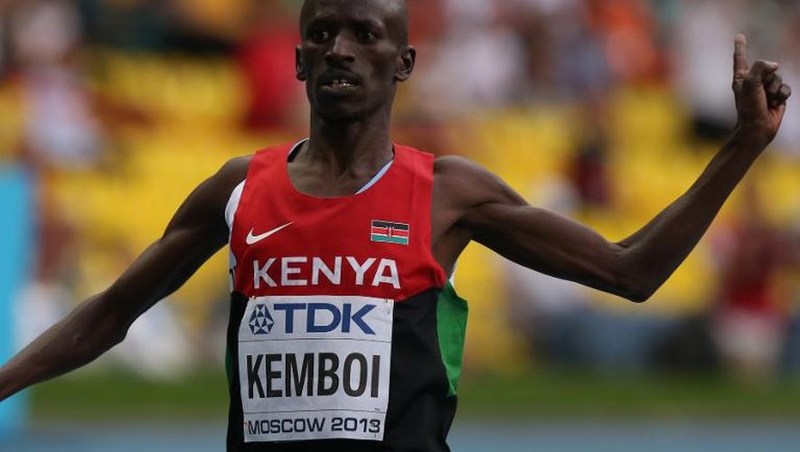 Le Kényan Ezekiel Kemboy coupe en vainqueur la mligne d'arrivée du 3000 m steeple des Mondiaux le 15 août 2013 à Moscou