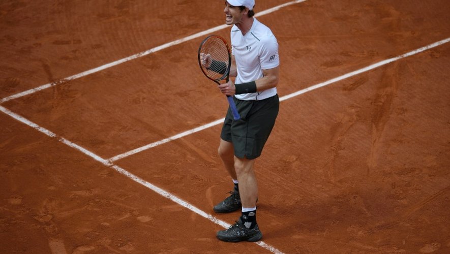 L'Ecossais Andy Murray exulte après avoir éliminé le Croate Ivo Karlovic au 3e tour à Roland-Garros, le 27 mai 2016