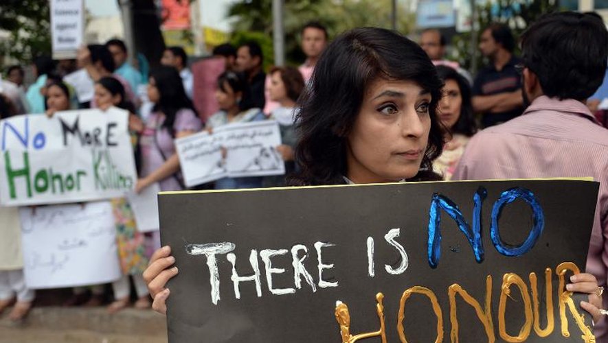 Manifestation à Islamabad le 29 mai 2014 pour dénoncer la lapidation de Farzana Parveen, une jeune femme enceinte, par ses proches devant des policiers impassibles mardi