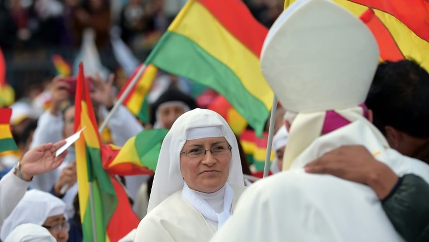Des religieuses attendent le pape François, qui doit célébrer une messe à Santa Cruz, en Bolivie, le 9 juillet 2015