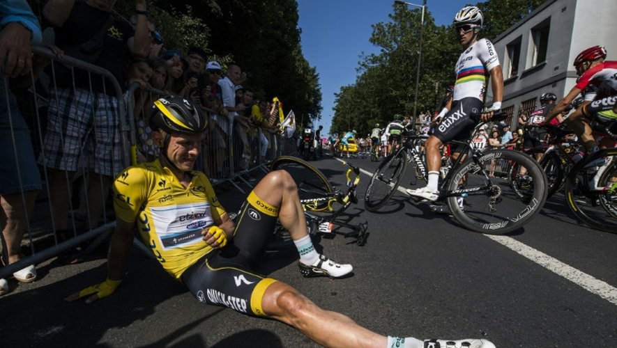 Le maillot jaune du Tour de France Tony Martin à terre, après sa chute à l'arrivée de la 6e étape au Havre, le 9 juillet 2015