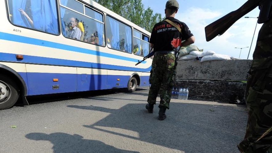 Des combattants pro-russes gardent un barrage entre Donetsk et Mariupol le 29 mai 2014