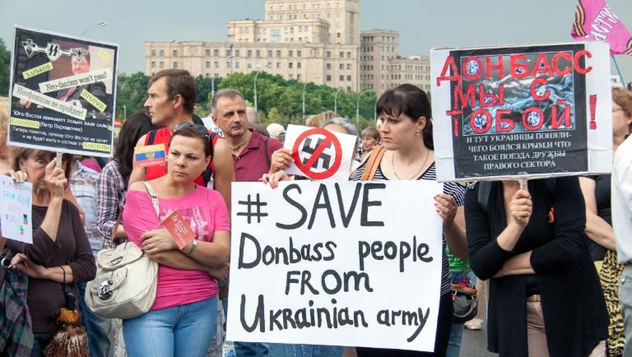 Des partisans pro-Russes manifestent à Kharkiv le 29 mai 2014