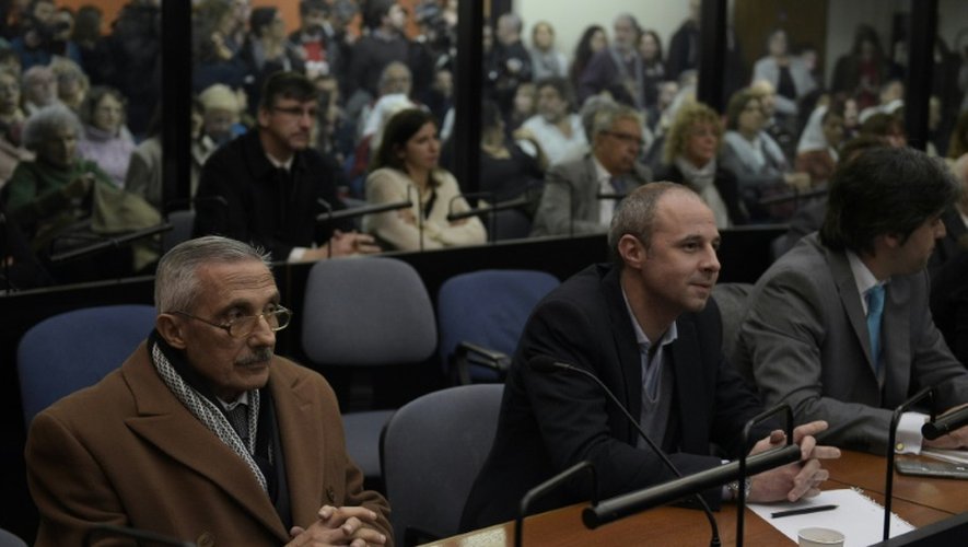 L'ancien agent des services secrets argentins Miguel Angel Furci (G) au tribunal, un des accusés dans le procès du Plan Condor, le 27 mai 2016 à Buenos Aires